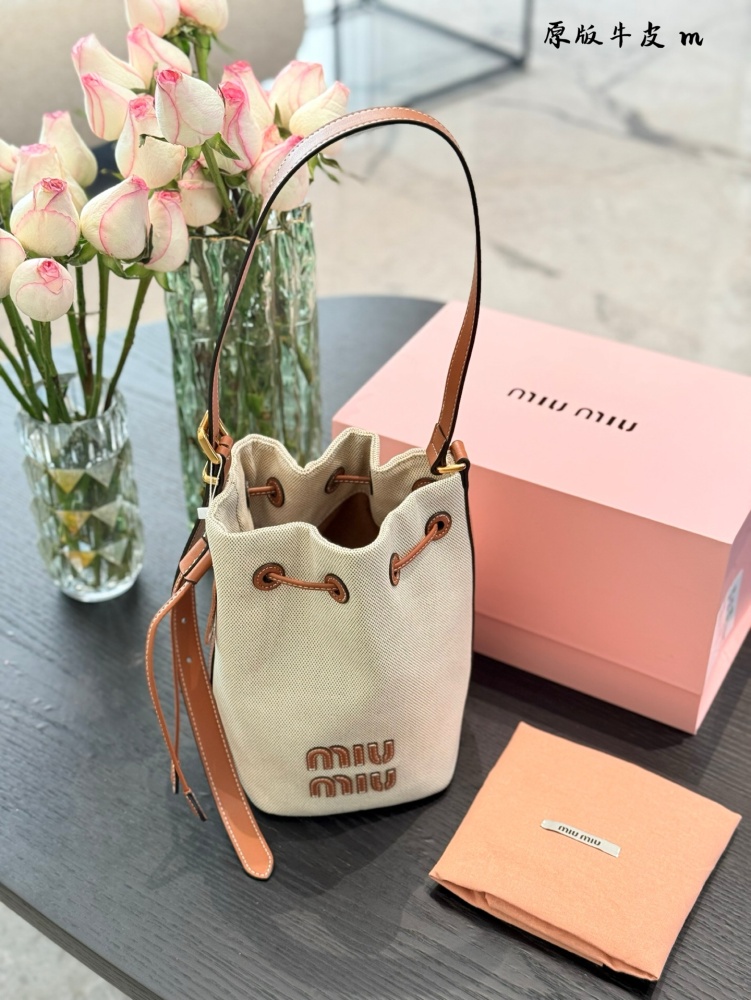 p250
MiuMiu's new canvas bucket bag is stylish and cute! Promise me the bucket bag!! Definitely pick this one!!!
Simple, casual, and unique design! Having a large number of loyal fans!  !
Just by hearing the name, you can imagine the capacity of a wa...
