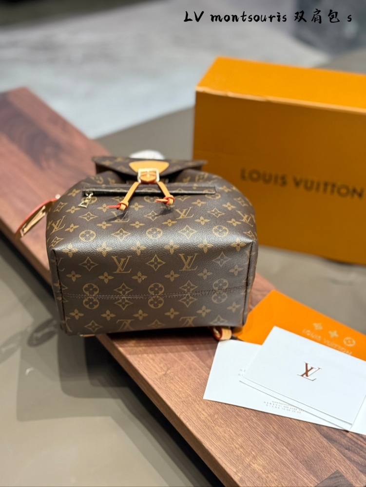 p270
LV Black/Brown Old Flowers Montsouris PM!
This Montsouris PM is a brand new elegant backpack that features
Monogram canvas and cowhide production, paired with Louis Vuitton's collection of buckles and leather ties.
The backpack design is practic...