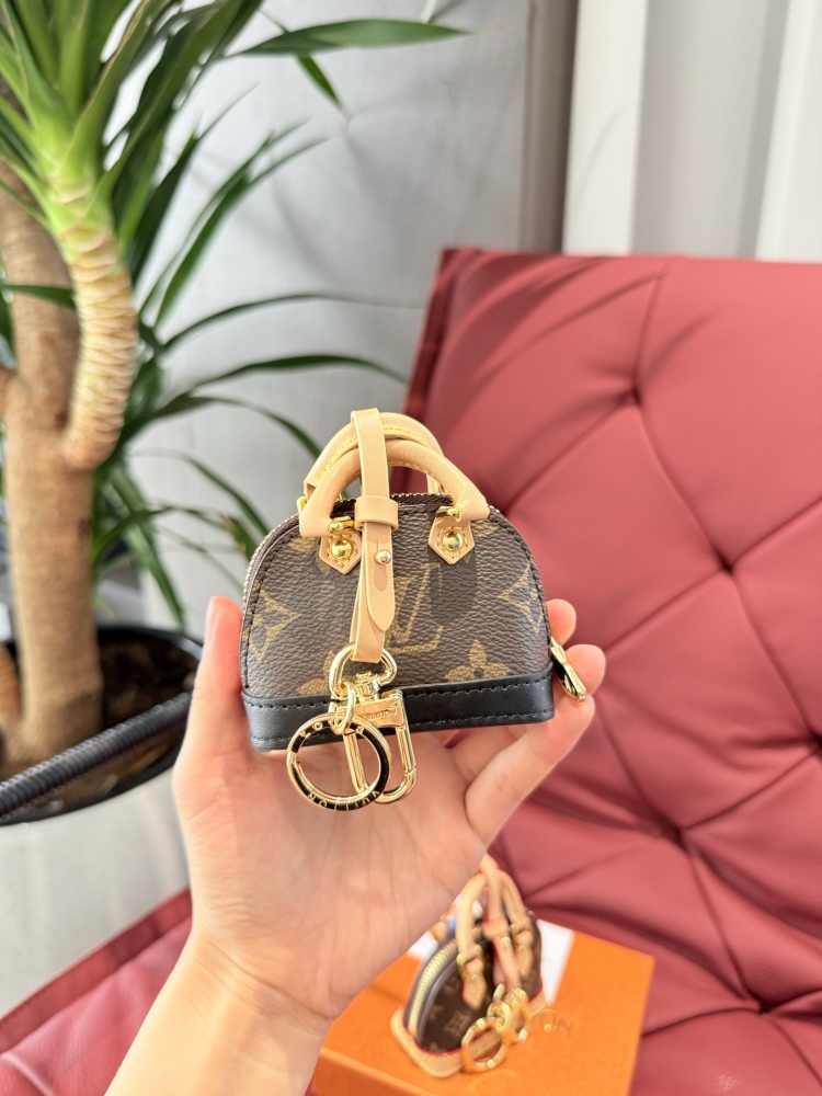 p185
LV mini wallet pendant is so cute
