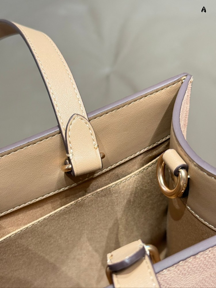 p270
Coach's December New Product | Superb Milk Tea Color Large Tote Bag. Coach's design is really becoming more and more unique!
The large tote bag is really super stylish and atmospheric!
And it's very practical. Installing files on a computer is o...