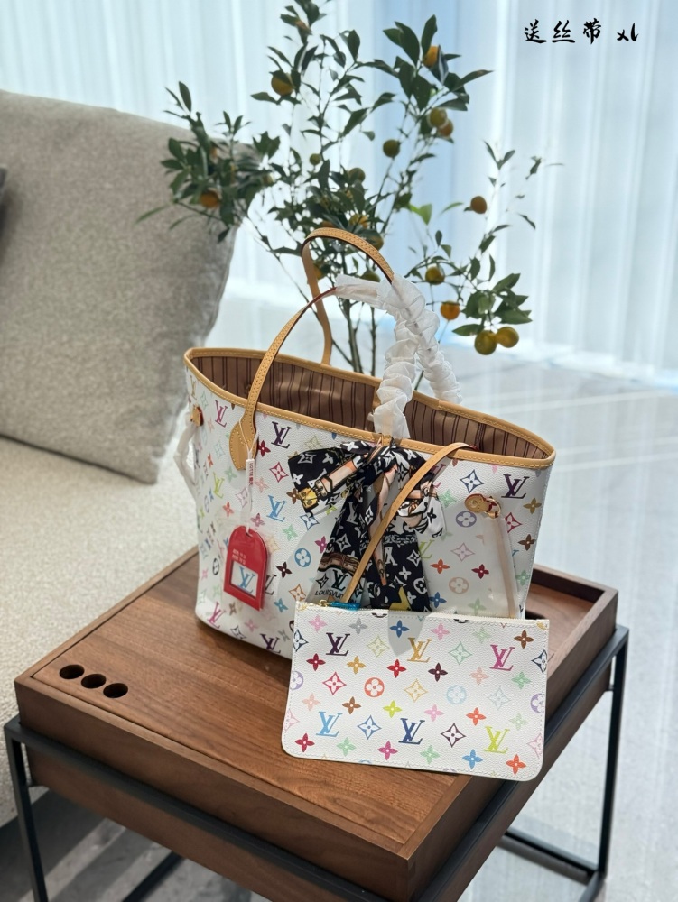 P260 ribbon delivery
LV is the dream of a student who understands emotions, and now it can be realized after 22 years
LV and the village Shanglong collaborates again on joint series
The once explosive black and white tri color is back # lv three in o...