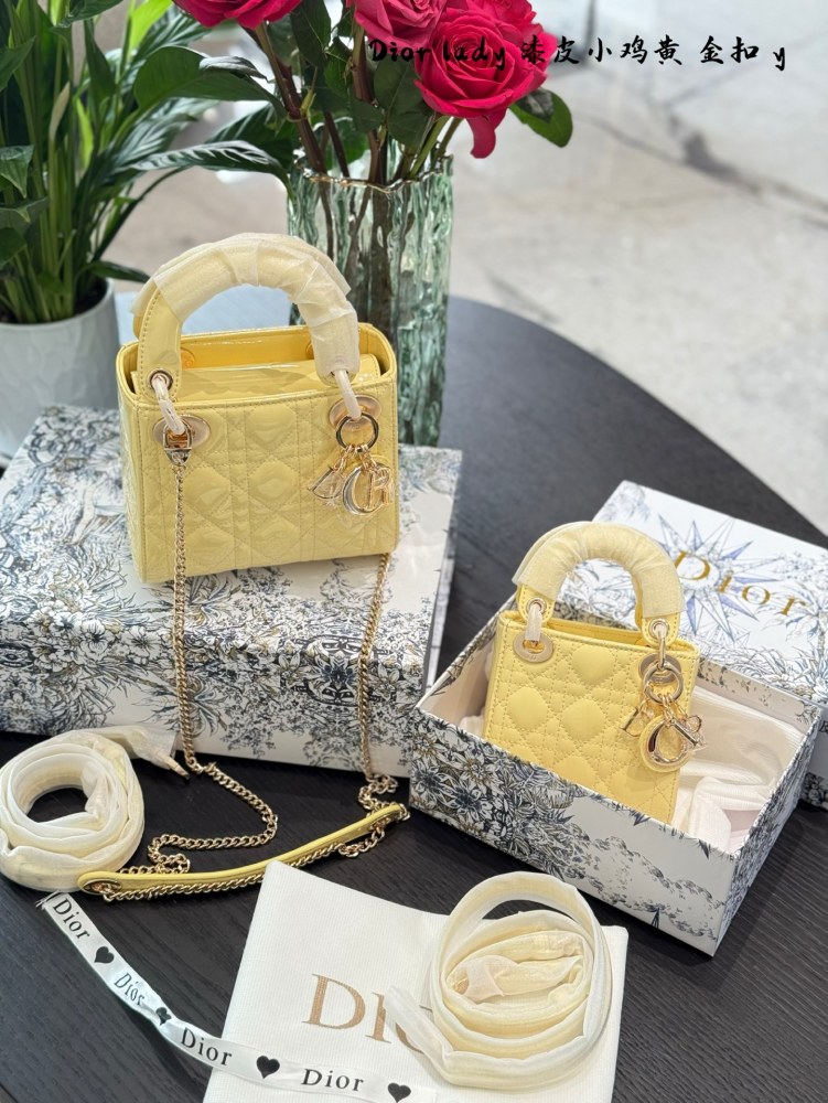 p209p264
Milk like little coquettish essence ◎ Dior Little Chicken Yellow Daifei Dior Three Grid Little Chicken Yellow Daifei °
Oh my god, who can refuse custard buns!
Lacquer skin shimmers and shines brightly+
It shines too brightly in the sunshi...