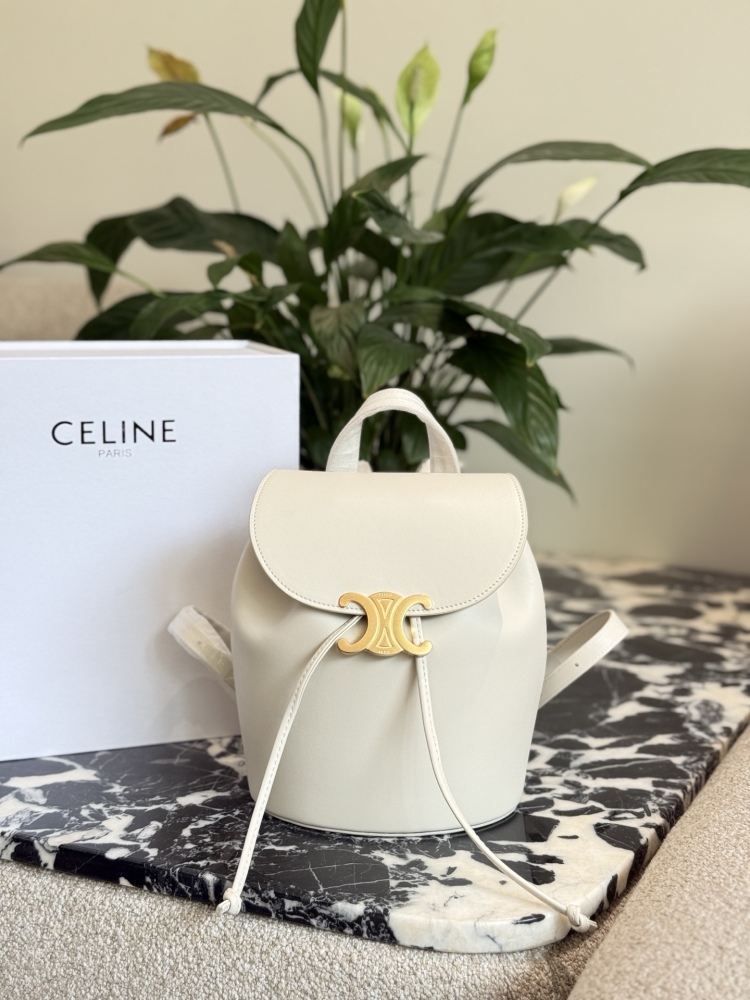 p250
The CELINE new small book bag B has been planted with grass
CELINE's new small backpack is a bit easy to carry!  ! ! New backpack BONNIE
Compared to the previous bag, it has a wider and fuller shape. The Cb Triumphal Arch buckle's support hit me...