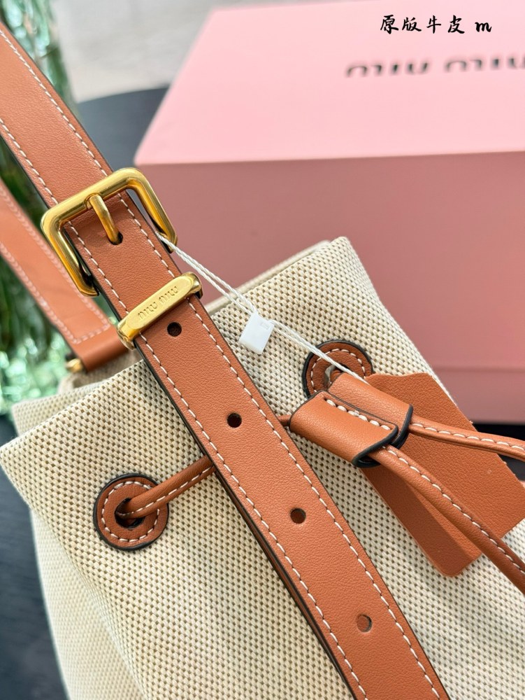 p250
MiuMiu's new canvas bucket bag is stylish and cute! Promise me the bucket bag!! Definitely pick this one!!!
Simple, casual, and unique design! Having a large number of loyal fans!  !
Just by hearing the name, you can imagine the capacity of a wa...