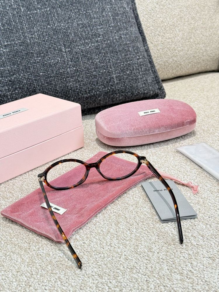 p195
Miumiu "nerd glasses, the same style as Ju Jingyi, look great
Bookworms have been trending lately, Miumiu3000+， It's just a small pair of glasses, can't a worker replace the entire flat version?
Many babies have compared several options and de...