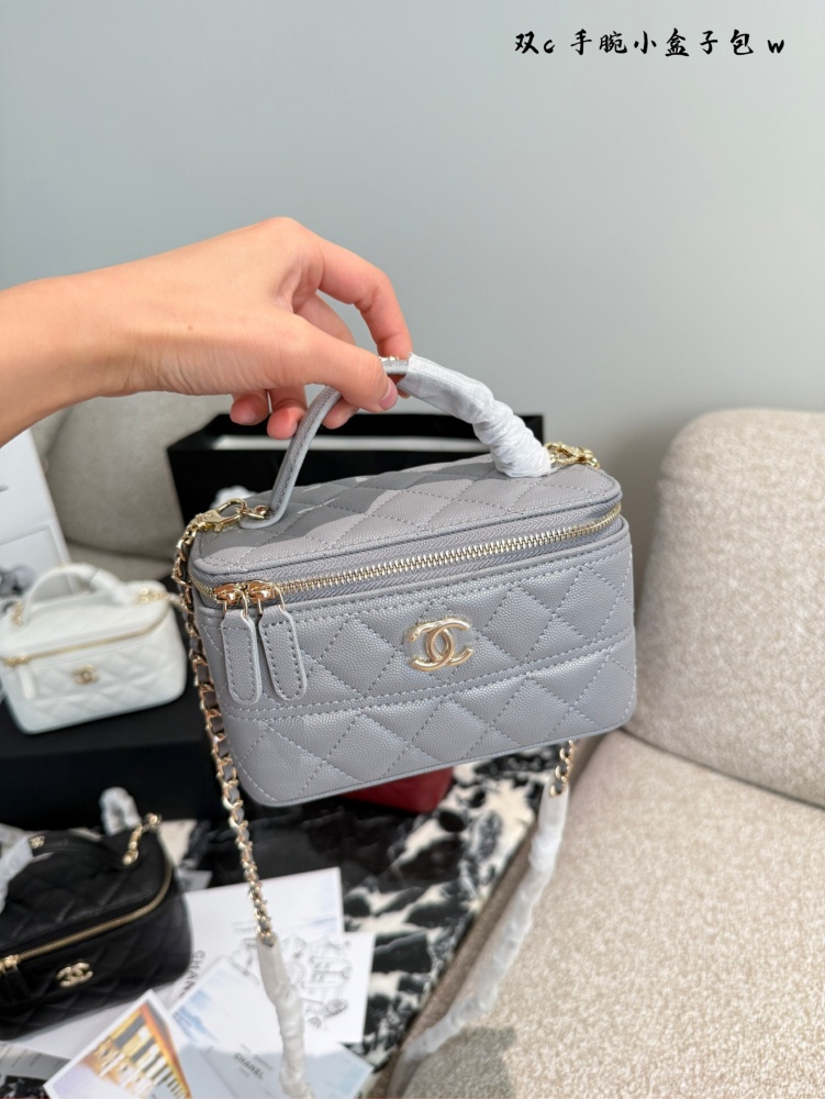 p230
Chanel 5c new handle box bag
A handle box bag that never gets tired of!   The physical object is super cute
Equipped with a mirror inside, also known as a "makeup bag"
Litchi cowhide has high practicality and is paired with light gold hardware. ...