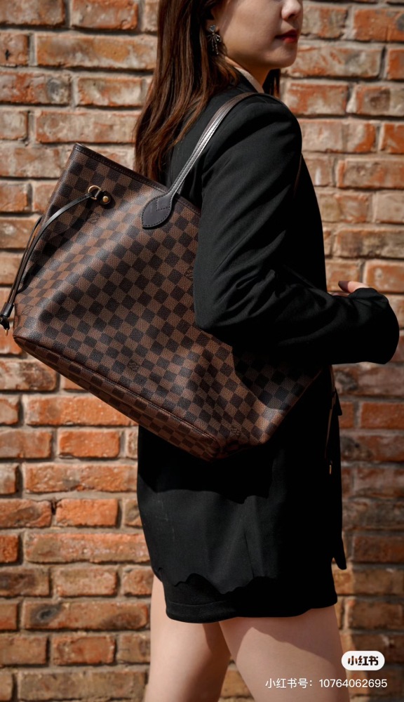 The very popular LV brown chessboard tote bag is really loved by many people!
Todd, who has always had many sisters wanting LV, finally got -- only! Brown canvas checkerboard pattern, paired with a coat
It's truly a sophisticated and lazy style