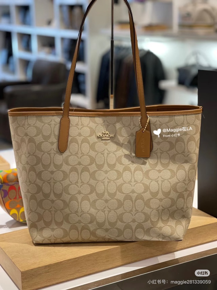 Coach Tote shopping bag
Coach's new tote shopping bag features a suction buckle design in the middle, classic PVC printed large capacity, and a zippered concealed pocket inside for storing items such as phones