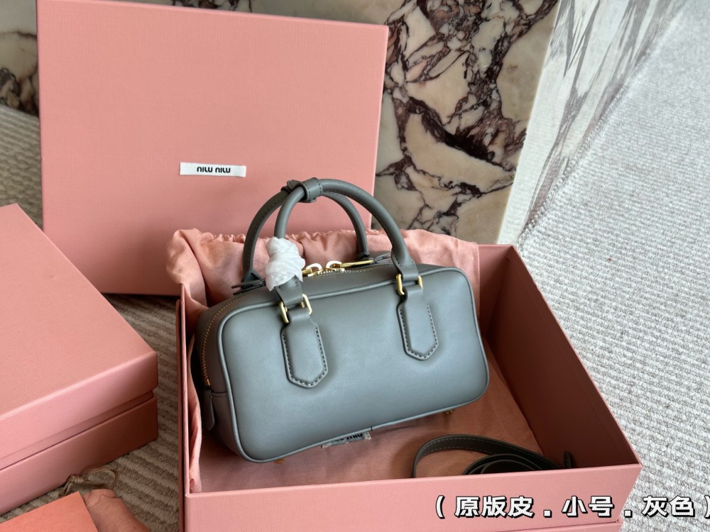 Original leather 310 full set packaging
size：23*11cm
Miumiu bowling/briefcase/
The sweetness of the bag is just right!
It's hard not to love!
Can be carried by hand or slung diagonally
It's definitely not a small waste bag! Full capacity~~
The appe...