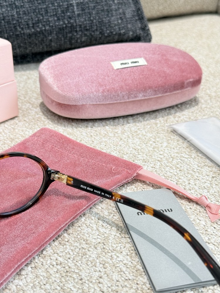 p195
Miumiu "nerd glasses, the same style as Ju Jingyi, look great
Bookworms have been trending lately, Miumiu3000+， It's just a small pair of glasses, can't a worker replace the entire flat version?
Many babies have compared several options and de...