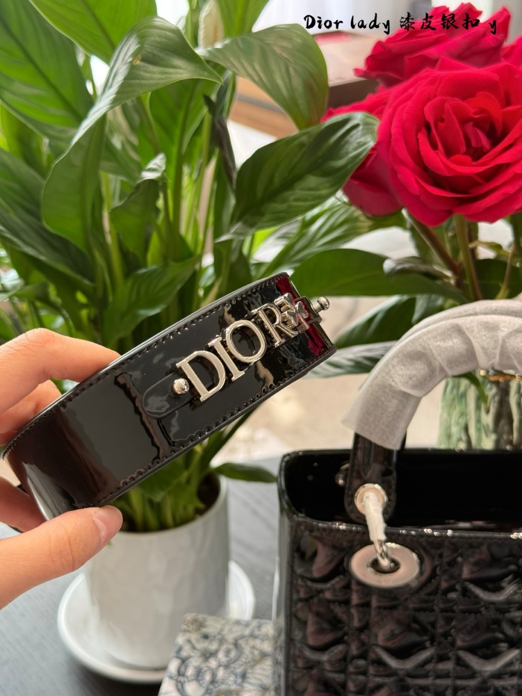 Dior Concubine Bag p264p269
Three grid 17 four grid 20 patent leather black/silver buckle
Imported calf leather with frosted deer skin pattern and velvet lining
Precision high-density electroplating hardware silver
Adjustable leather shoulder strap w...