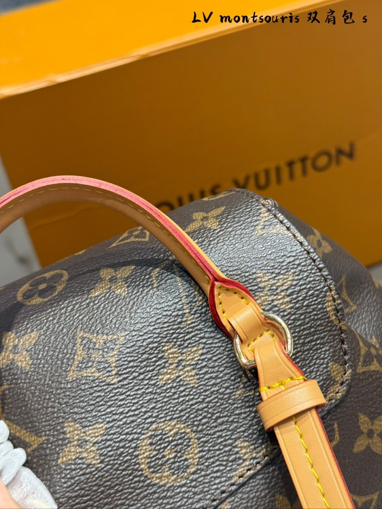 p270
LV Black/Brown Old Flowers Montsouris PM!
This Montsouris PM is a brand new elegant backpack that features
Monogram canvas and cowhide production, paired with Louis Vuitton's collection of buckles and leather ties.
The backpack design is practic...