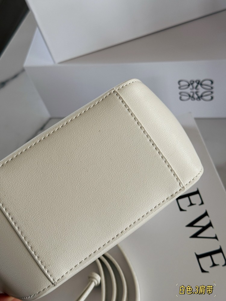 250 box configuration with wide shoulder straps
Size: Bottom width 17, top width 27 * height 16cm
Loewe Hammock Hobo
Loewe hammock bag is super cute
HOBO can still do this
Paired with the newly released wide shoulder straps, it really looks great
The...