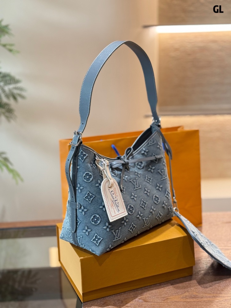 Lv CarryAll Annual Bag King Size: 31.26cm
Do you like the underarm bag with a bow? It comes with a storage wallet, which is extremely cost-effective and looks great online There's no problem with carrying it on one shoulder or crossbody, it looks gre...