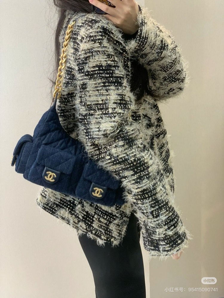 Who understands the Chanel 25 denim hobo that Jennie brought to fame?  The Chanel 25 denim hobo carried by Jennie is simply cute and explosive
As a loyal fan of Chanel, I am really looking forward to the 5c series.
Jennie. The bag she wore exuded a s...