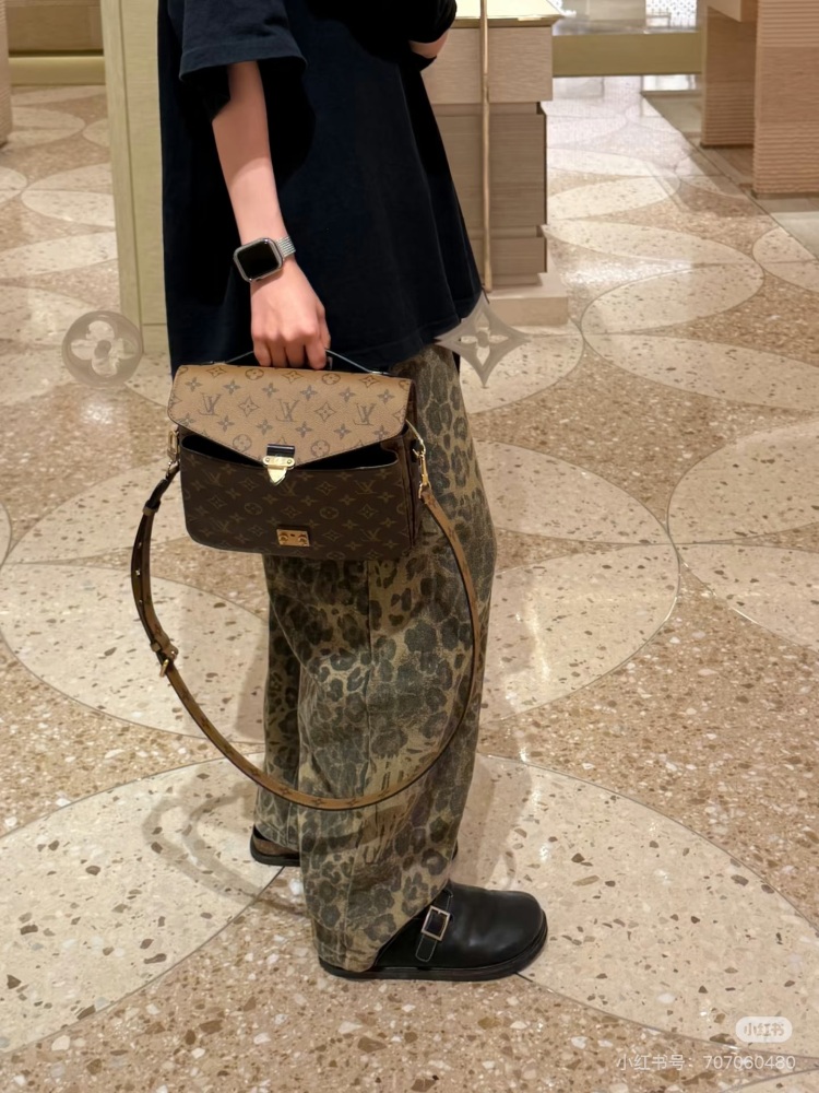 The first big brand bag in life, just choose the LV postman bag
Baozi, today we must give everyone the LV mailman bag! If you're struggling with what to buy for your first big brand handbag in life, it's definitely the right choice~
10 classic Monogr...