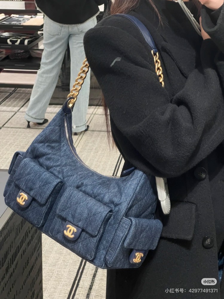 Who understands the Chanel 25 denim hobo that Jennie brought to fame?  The Chanel 25 denim hobo carried by Jennie is simply cute and explosive
As a loyal fan of Chanel, I am really looking forward to the 5c series.
Jennie. The bag she wore exuded a s...
