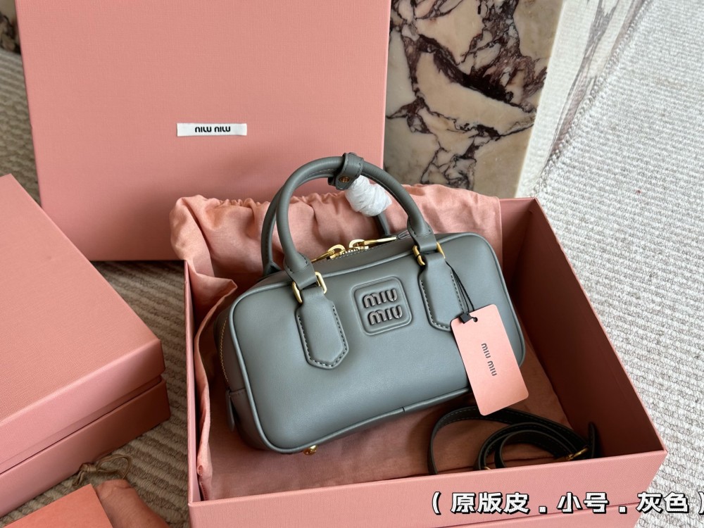 Original leather 310 full set packaging
size：23*11cm
Miumiu bowling/briefcase/
The sweetness of the bag is just right!
It's hard not to love!
Can be carried by hand or slung diagonally
It's definitely not a small waste bag! Full capacity~~
The appe...