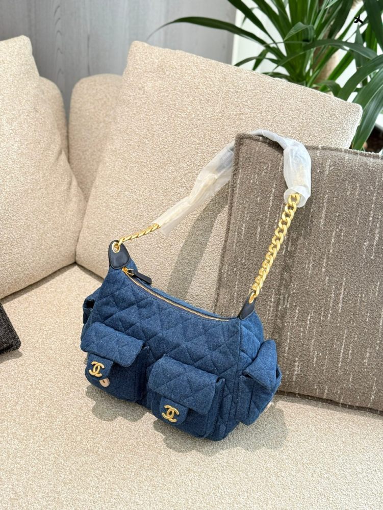 p280
It has to be said that Chanel understands women the most, and their hearts and bodies are too beautiful. The CHANEL 25C new model, the most popular must-have in terms of cumulative popularity, is now the hippie Hobo!  The classic diamond grid pa...