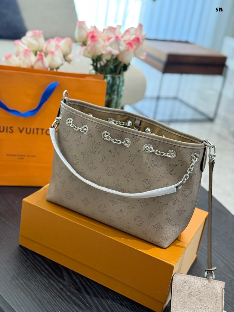 p270
LV Louis Vuitton's new chain shopping bag
size:28x22 
LV Louis Vuitton's new chain shopping bag
Equipped with two shoulder straps, can be carried by hand or slung diagonally~
The bag is equipped with a zero wallet buckle hook design, which is sa...