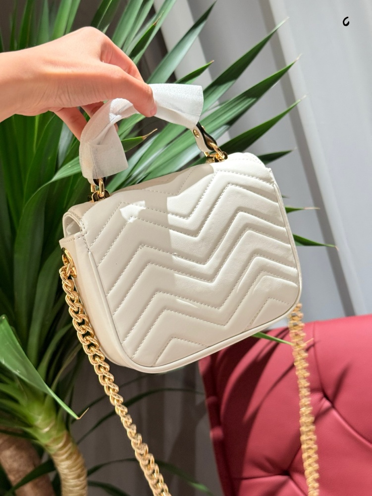 p225
New Square Fat Gucci Mamon
Sisters must have a Marmont
The lightest all leather bag I really love the variety of bag types to choose from
The durability of sheepskin tanned with essential oils to the touch of leather
The only downside is that I ...