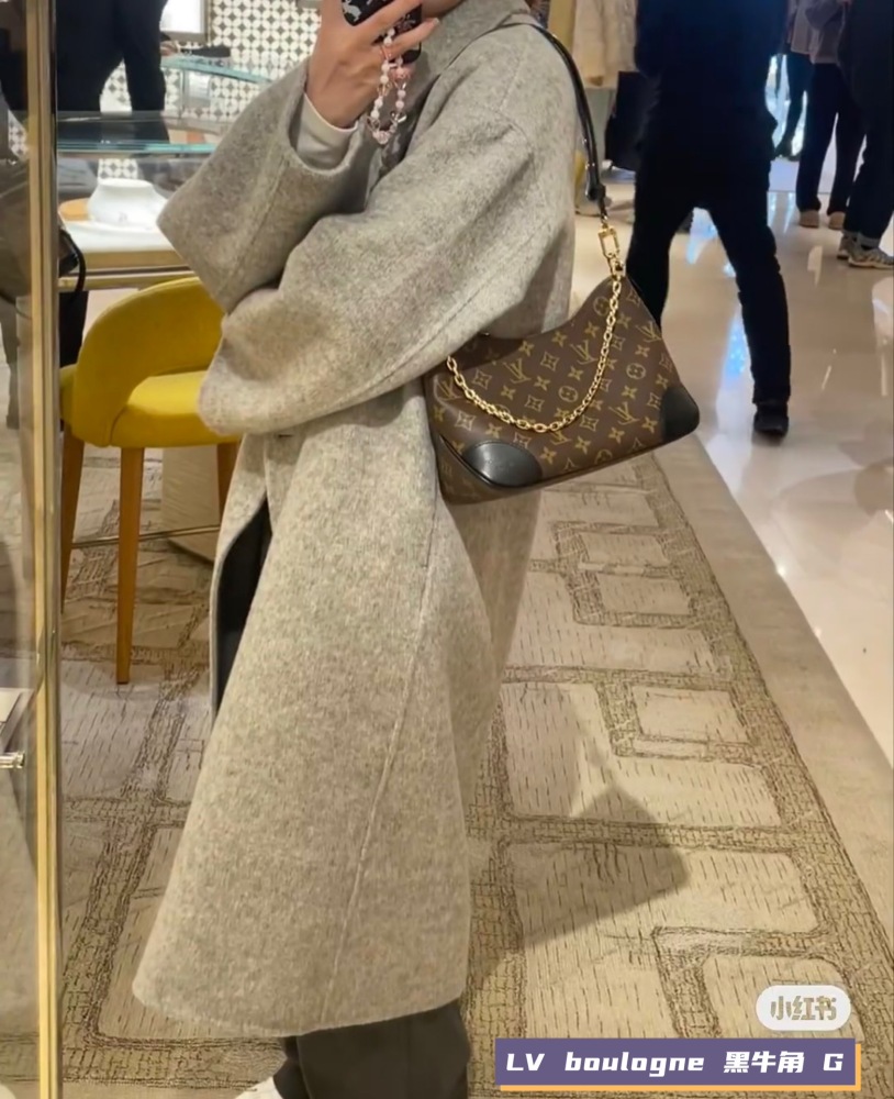 LV black horn upper body walking wave