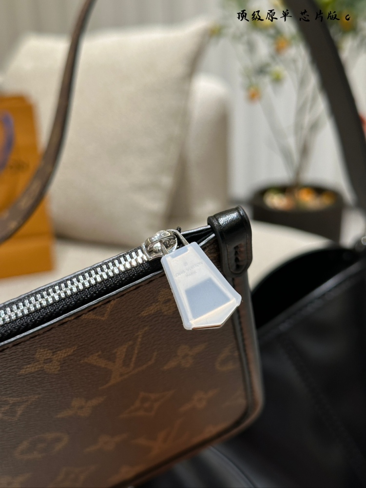 P379 original cowhide
Who doesn't want to have a new LV All Dark Carryall This is really worth pursuing! LV's new black leather Carryall is here! All black sheepskin Material+floral shoulder strap embellishment, excellent drape, easy to grip and rela...