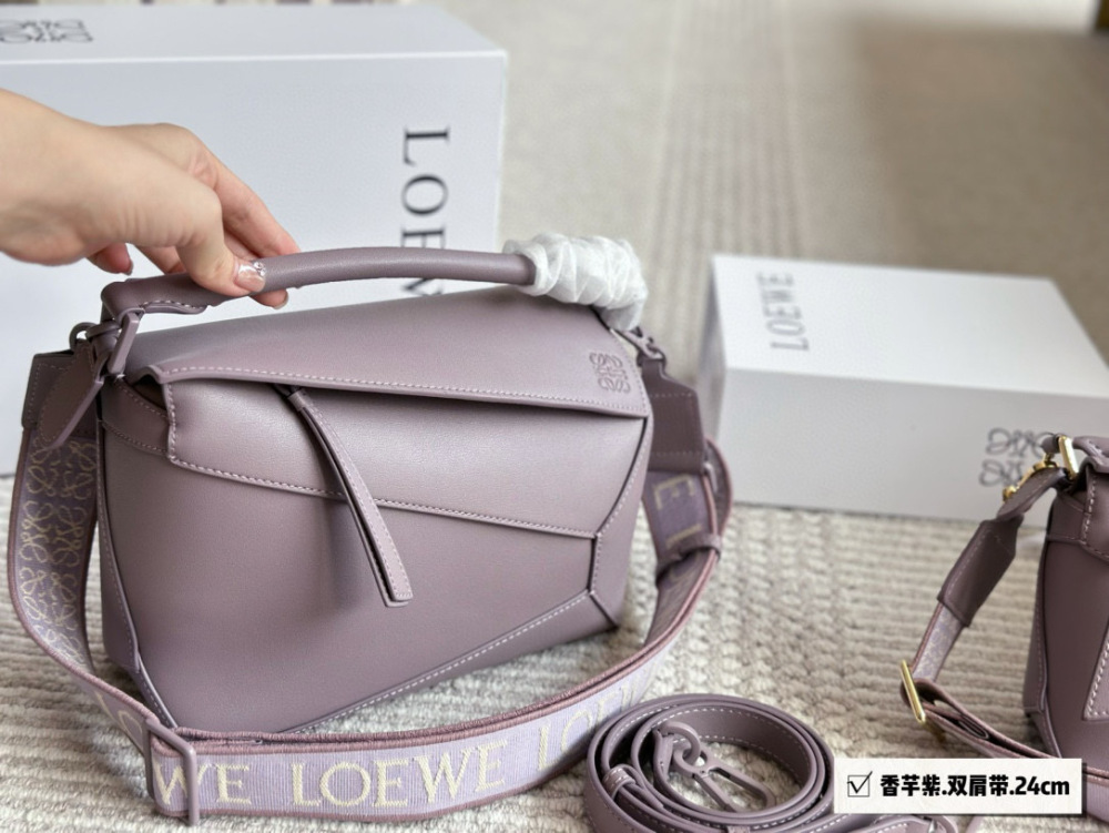 Packing (Shoulder Strap)
Size: 24 * 15cm (large)
18 * 10cm (mini)
Loewe Geometry Package Puzzle
I really can't miss out on llllllololol
?? Cowhide quality!
Completely hold on!
Luoyiwei | A perfect shoulder strap