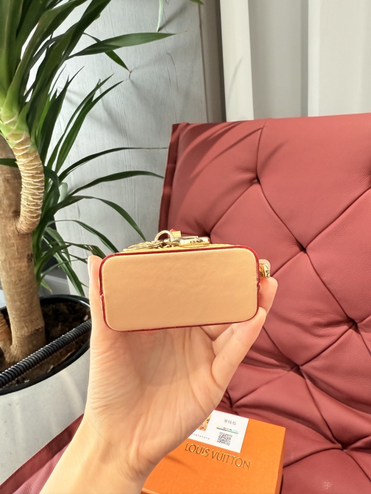 p185
LV mini wallet pendant is so cute