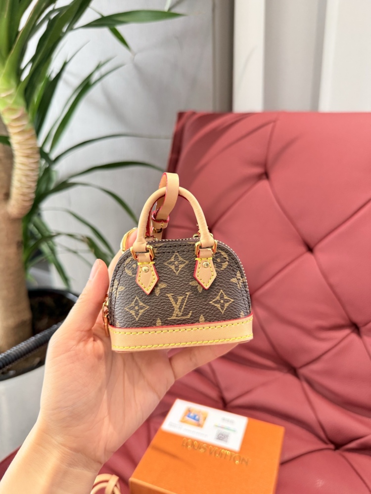 p185
LV mini wallet pendant is so cute