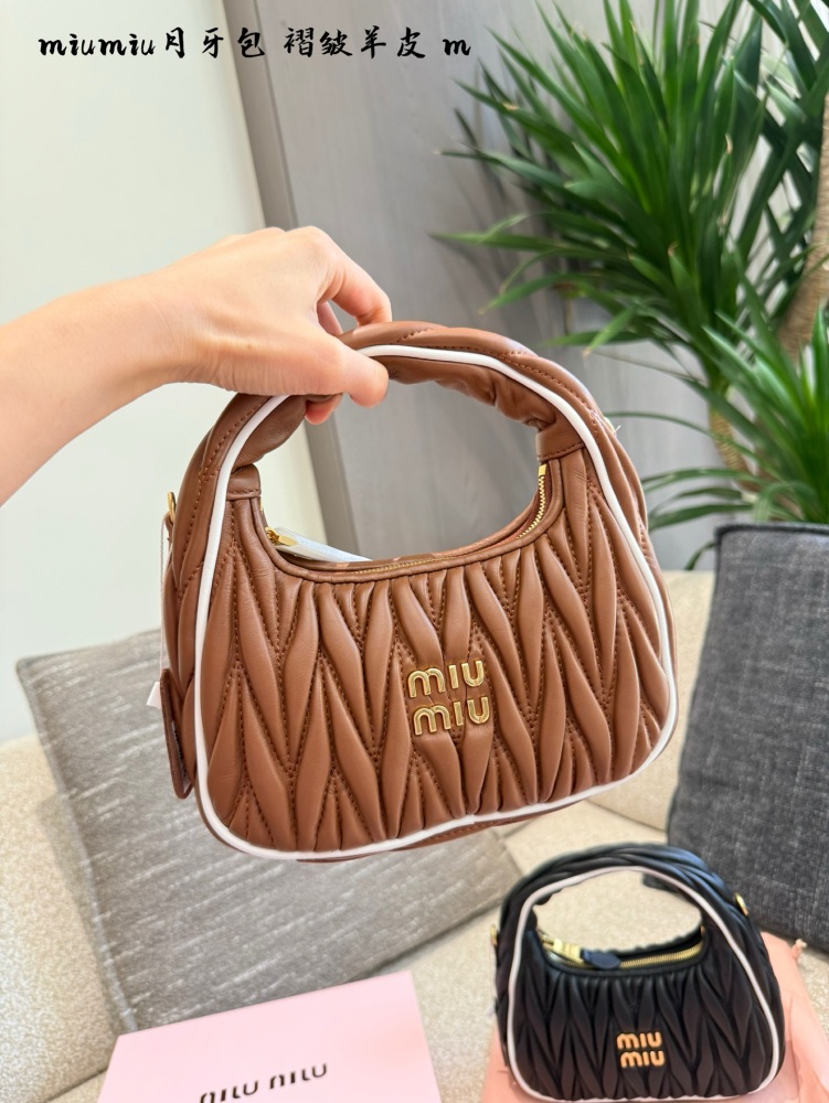 p310
Miumiu25 Early Spring New Bag
The wrinkled bowling bag and hobo have both come in new colors, which are super beautiful
22cm sheepskin pleated crescent bag