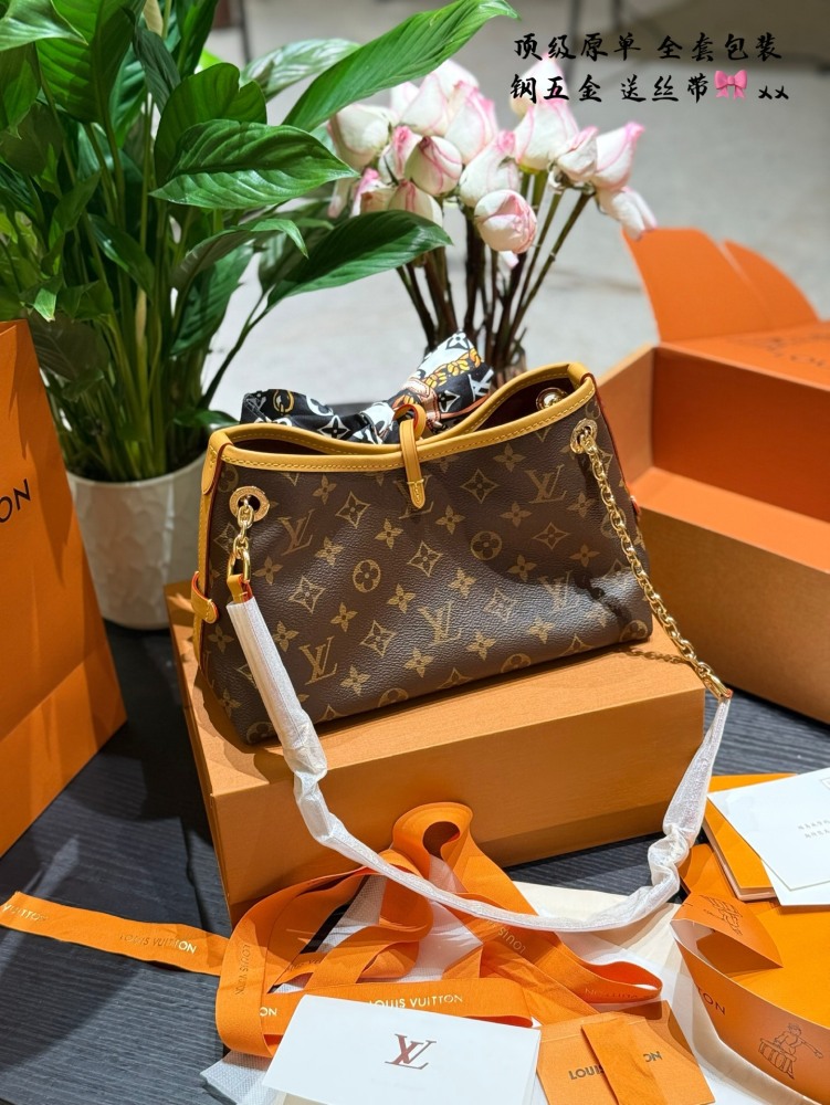 p285
New Carryall BB
The description of catfish whiskers and big gold chain babies is too appropriate. LV gold chain is really beautiful
Xiaobaa thinks that the new version of carryall has become cute, and she doesn't like the sisters with big bags, ...