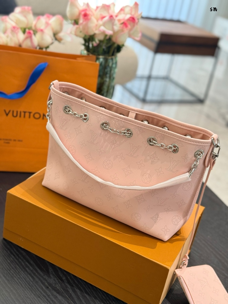 p270
LV Louis Vuitton's new chain shopping bag
size:28x22 
LV Louis Vuitton's new chain shopping bag
Equipped with two shoulder straps, can be carried by hand or slung diagonally~
The bag is equipped with a zero wallet buckle hook design, which is sa...