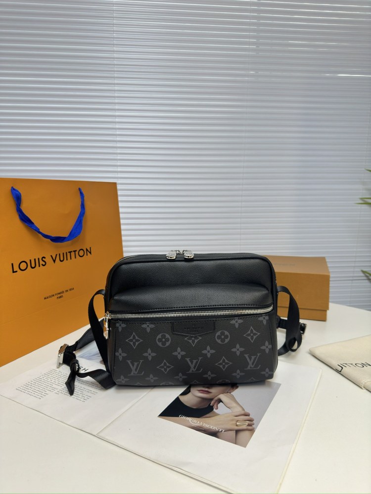 The Donkey Home Postman Bag M30233 Black Flower welcomes the spring and summer of 2019 with a blend of Ta ? ga leather and Monogram canvas, adding harmonious colors to the bold design of the Outdoor Postman Bag. The silver zipper and metal pieces on...