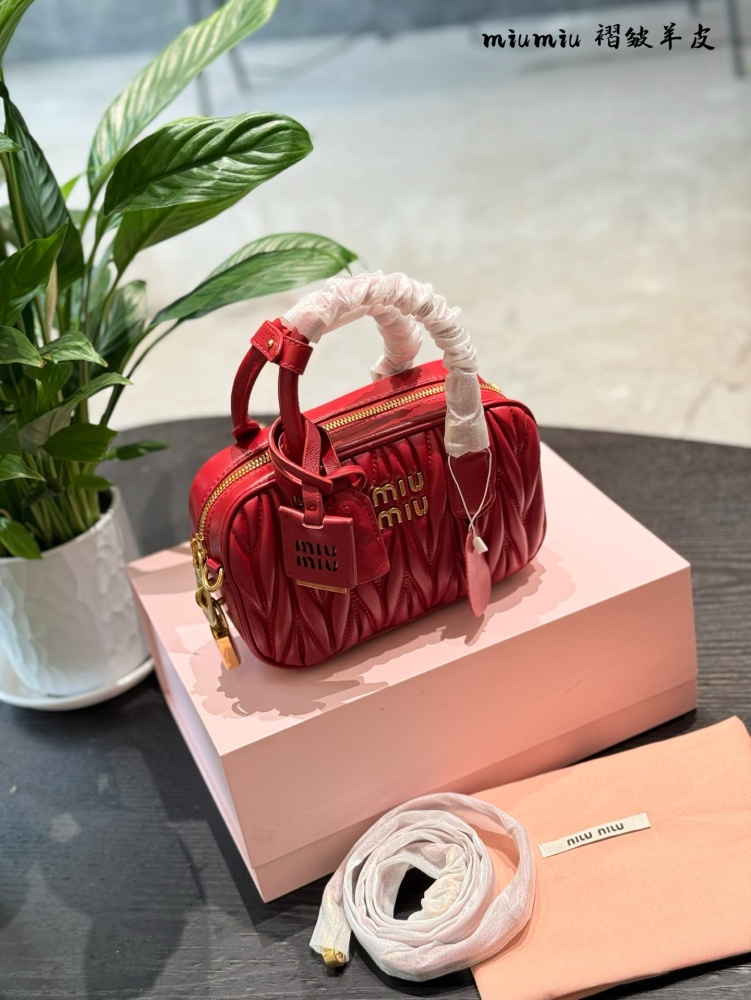 Miumiu Red Sheepskin P299
I rarely buy red bags, but if it's Miumiu, then ..
Can you wrap it up for me
Miumiu red mini bowling ball holder can be enlarged, mobile phone can be carried by hand, crossbody can be worn with a mirror, concave shape is ver...