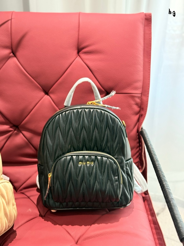 p250
Miumiu pleated backpack 28 × 30