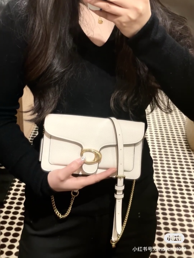 COACH Tabby Family New Member
That's right~The new member of tabby0, also known as the open hanging version, is an 18 centimeter mini version
The point that touched me this time is that Clogo's buckle is wrapped in full leather
The color tone of the ...