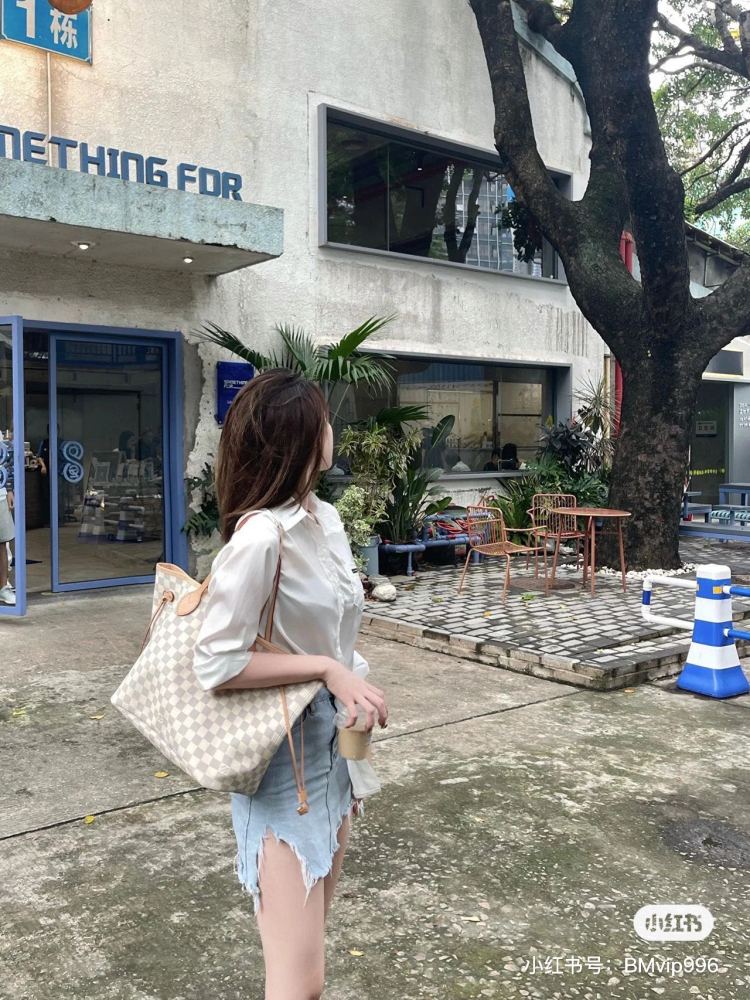 The very popular LV brown chessboard tote bag is really loved by many people!
Todd, who has always had many sisters wanting LV, finally got -- only! Brown canvas checkerboard pattern, paired with a coat
It's truly a sophisticated and lazy style