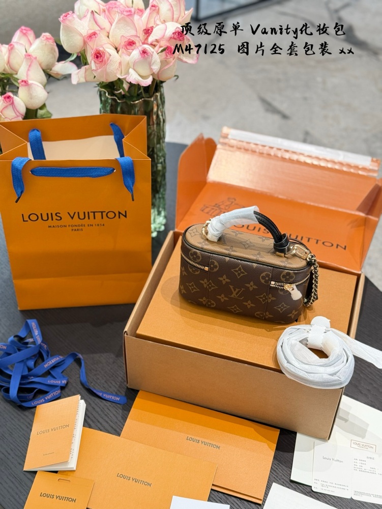 P320 Top Original Order Comes with Original Ribbon Gift
Lv's super popular makeup bag Vanity!   Crazy Grass Planting
Lv, the latest makeup bag from 2024, fully named VanityChain Pouch, has officially launched!    !  
This bag has a flatter body, and ...