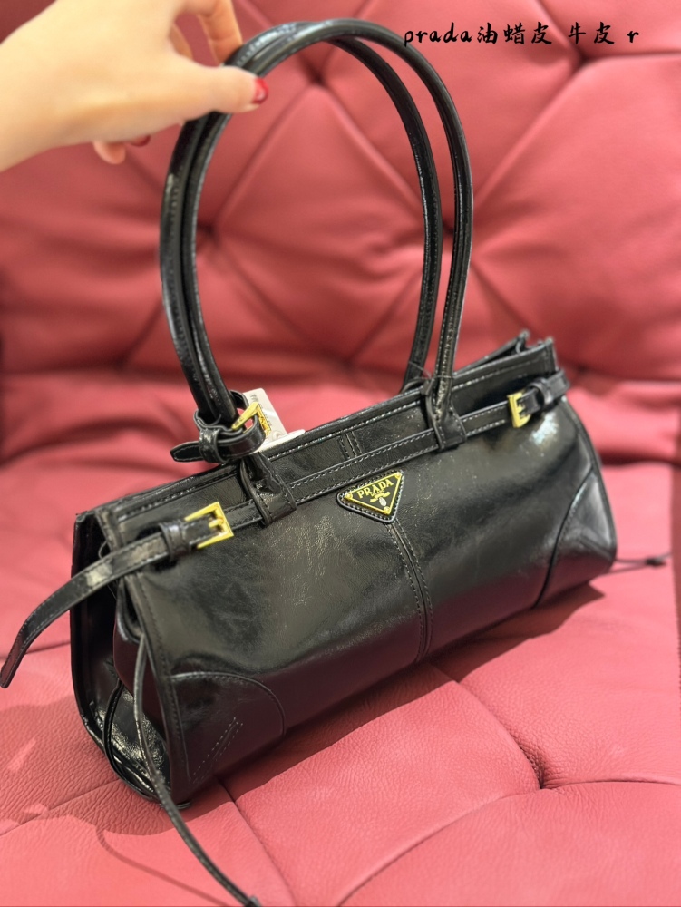 p270
Prada is crazy! Soft lux is really cool, my heart
When I finally got it! I can't wait to try it on for everyone!
The softlux this time is really beautiful, with a retro and cool wax leather design and an ultra light weight!
Child The size of the...