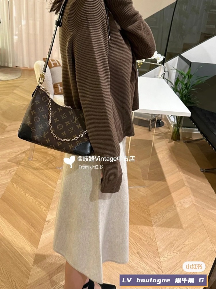 LV black horn upper body walking wave
