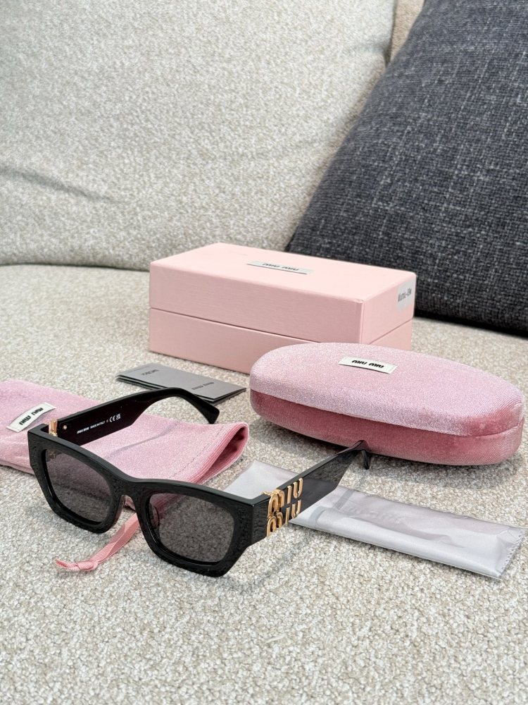 MIU MIU Goddess Sunglasses P190
The hottest style of 2025 is definitely this one!
MiuMiu11W is your best companion for going out without makeup. This pair of sunglasses is like magic that will definitely enhance your temperament, whether you are wear...