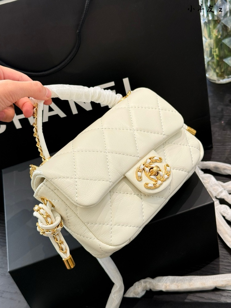 p300
High end nautical knot closure bag mini Chanel 25C early spring
Knot Cap Mini Black
New Chanel Sea Knot Cap Bag Relocation
19bag element coverage ensures elegance remains the same, while fashion remains unchanged~
Whether it's pairing with casua...