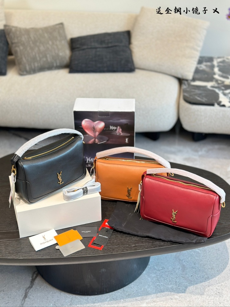 YSL Pillow Bag P270
Camera Supply bag_ Lunch box bag
This handbag is a spacious shoulder bag with a cowhide leather base and a soft body. Made of Napa cowhide leather, with zipper closure, this hammock features a stylish design that looks great on bo...