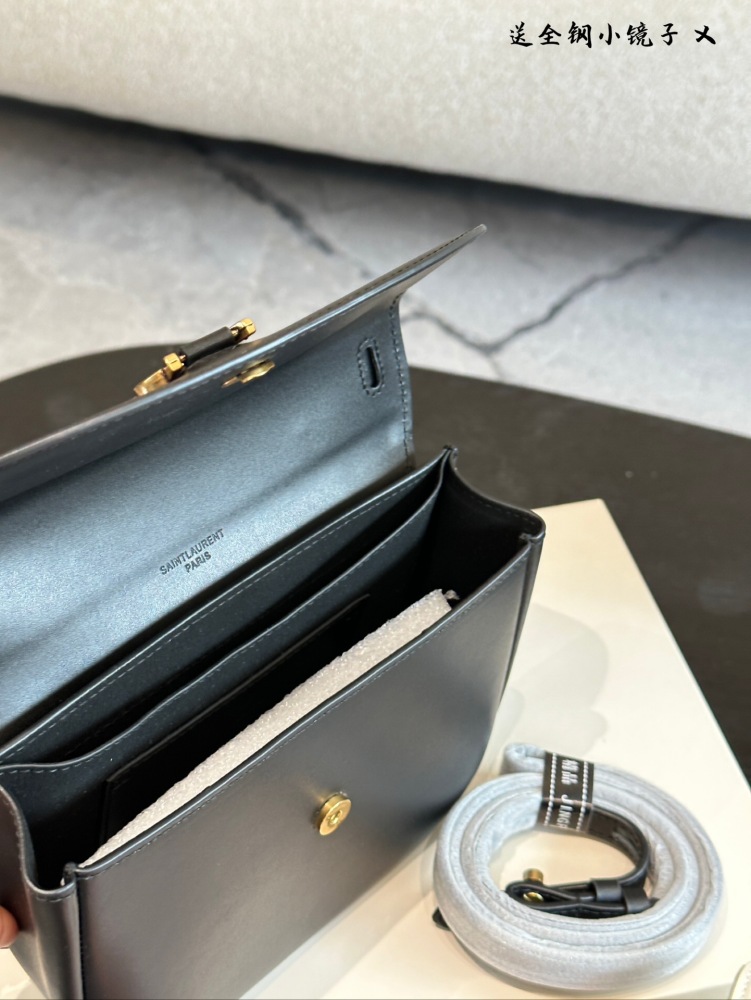 p230
YSL kaia black saddle bag
The black and gold color scheme exudes a sense of luxury and love
Half circle saddle bag with soft and curved design full of affinity
The overall style is beautiful and retro