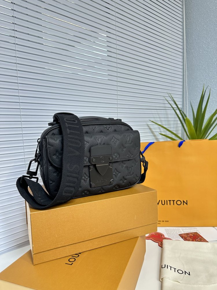 M45806 Classic Embossed Cowhide Postman Bag
Complete packaging ? fold ? aircraft ?? Size 24  17．6
LV Slock original cowhide embossed mailman bag
? Top Original Order
Cool and versatile, fashionable and trendy
A style suitable for both men...
