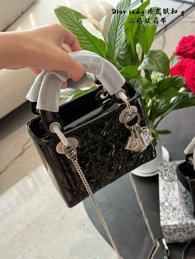 Dior Concubine Bag p264p269
Three grid 17 four grid 20 patent leather black/silver buckle
Imported calf leather with frosted deer skin pattern and velvet lining
Precision high-density electroplating hardware silver
Adjustable leather shoulder strap w...