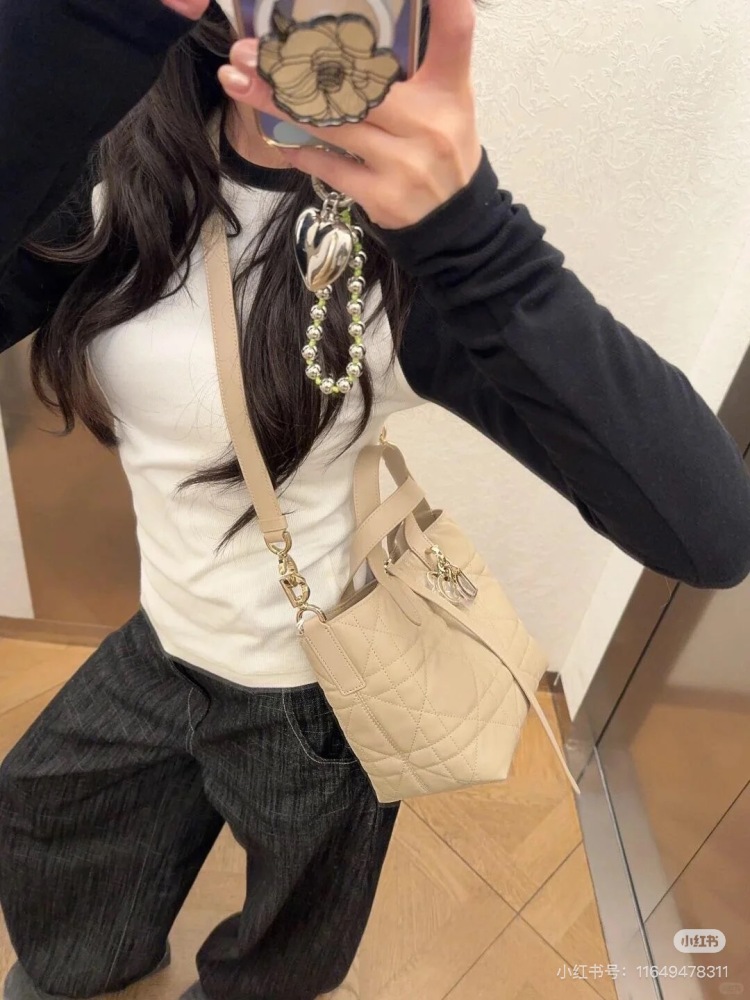 The Dior vertical indigenous bag is really a summer dish!
Vertical Toujours in Black and Milk Coffee Colors
The texture and appearance are truly exceptional! Wearing a coat or cotton jacket in winter is very suitable. Please help me recommend it to a...