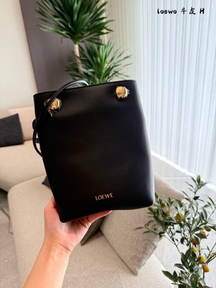 p275
LOEWE25 new bag | I love the simple and neat design so much
The entire bag is made of soft calf leather
Good wear resistance key, super light weight
The shoulder strap can be adjusted in length, and it can be worn on both shoulder and crossbody....