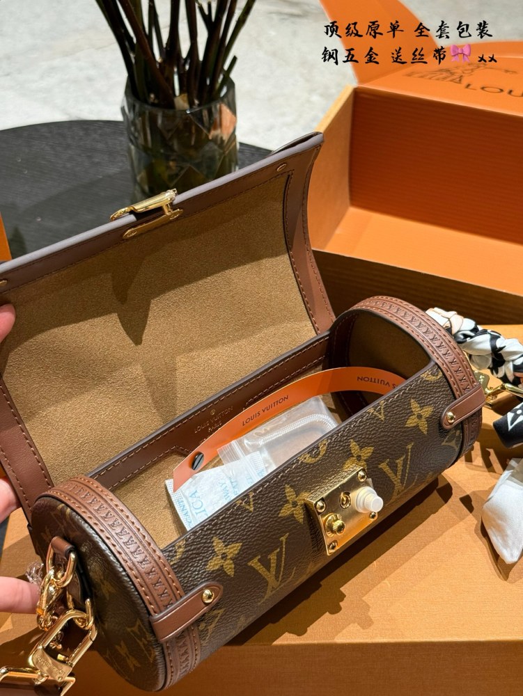 Lv Papillon Babillon p375
Injecting contemporary charm into Louis Vuitton's traditional style, retro elements have been added. The edging is surrounded by a circle of Lv logo, and the details are very exquisite and durable. The chain and shoulder str...